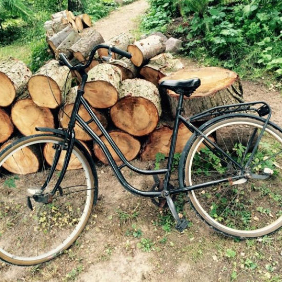 Sort bedstemorcykel, der st&aring;r ikke noget m&aelig;rke p&aring;