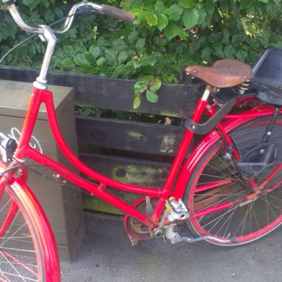 Ukendt - Rød oldmor cykel, overmalet med rød farve
