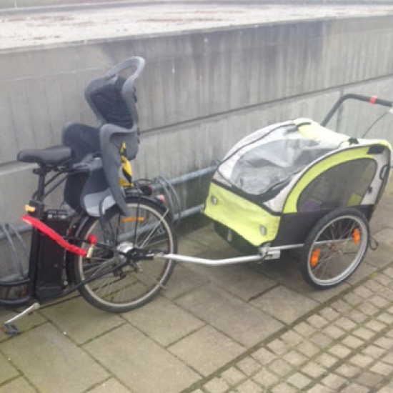 Elcykel - uden mærke - med gul cykelanhænger med plads til 2 børn